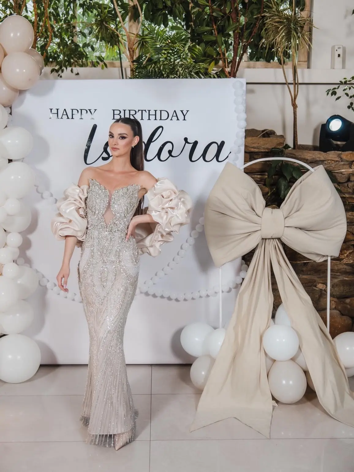 Elegantna balonska dekoracija za proslavu punoletstva