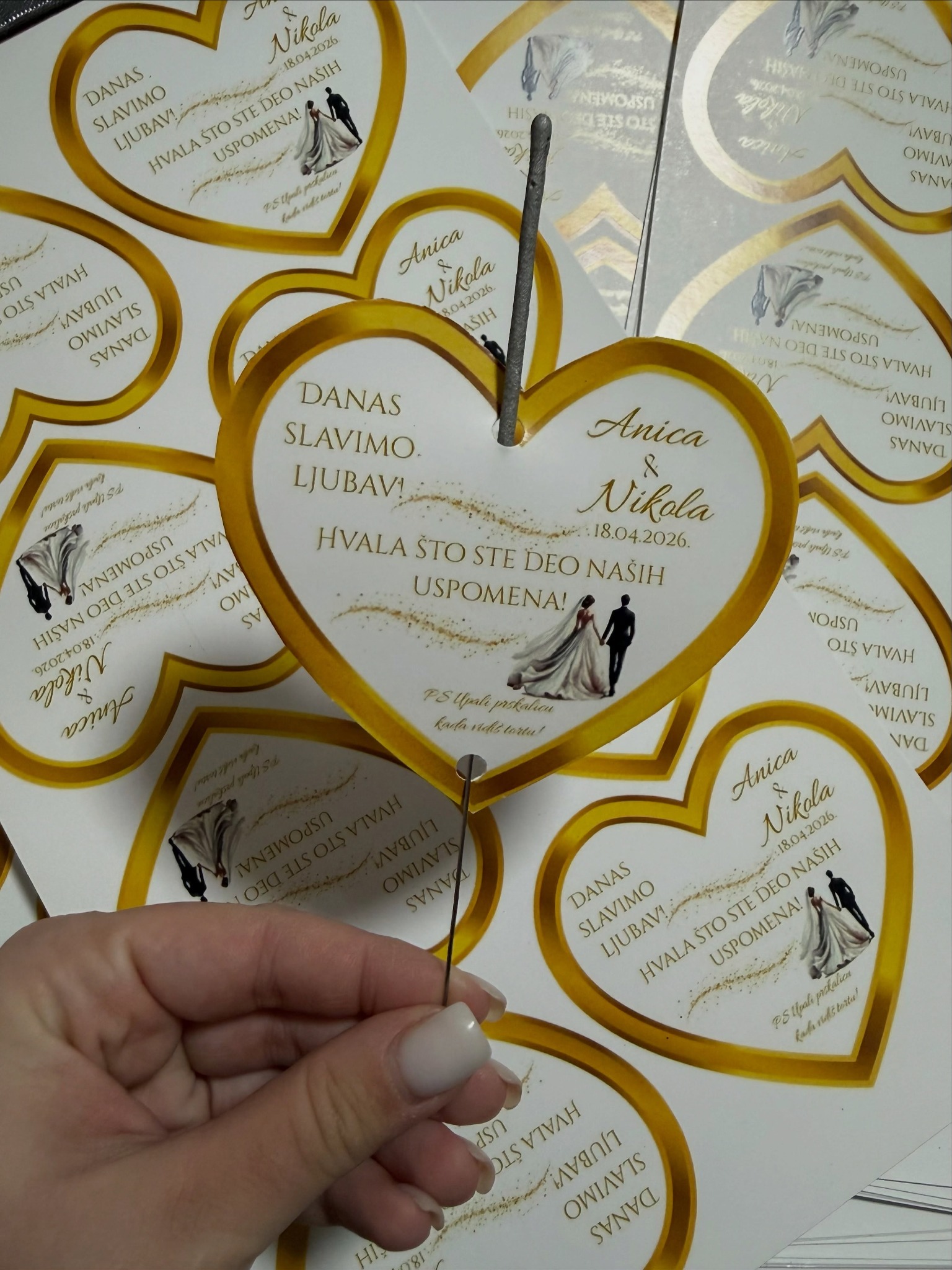 Personalizovane zahvalnice u obliku srca sa imenima i porukom gostima