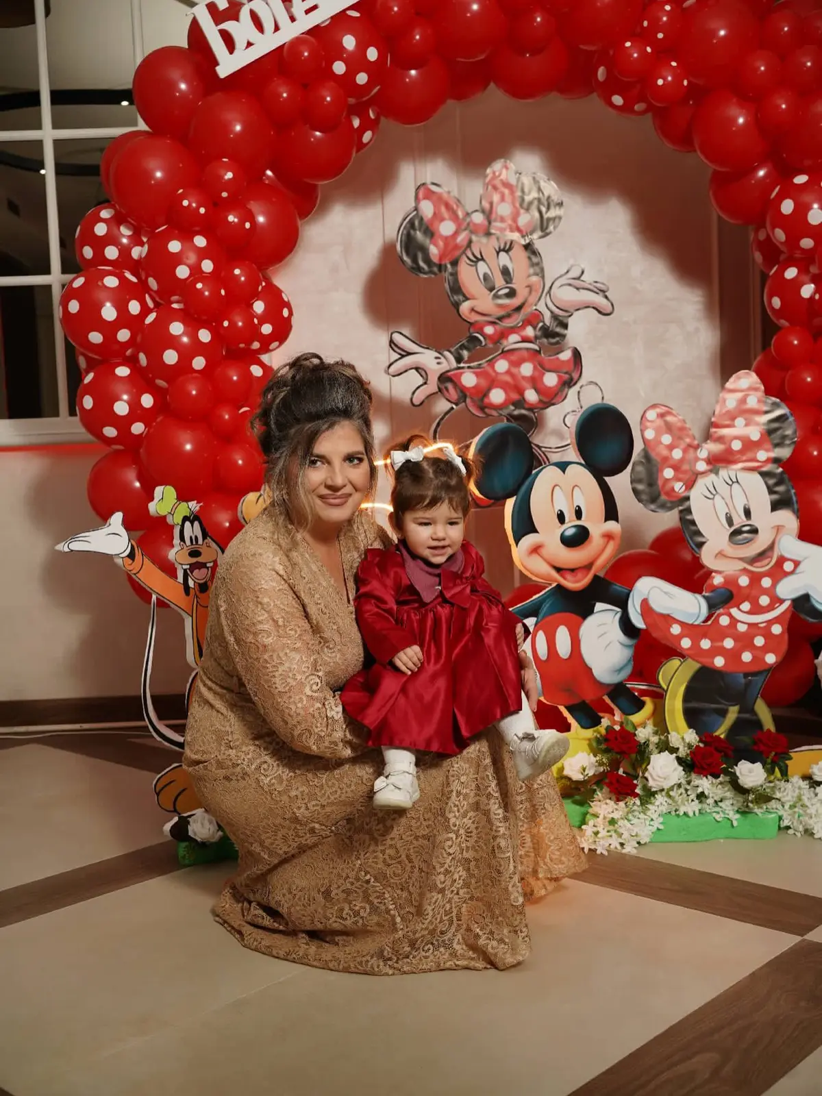 Crvena balonska dekoracija Minnie Mouse za dečji rođendan